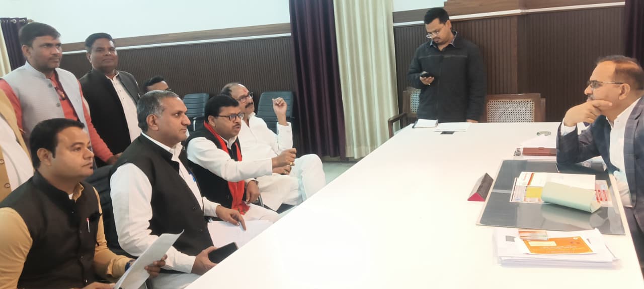 सपा नेता एसआईआर में गड़बड़ी को लेकर डीएम से मिले