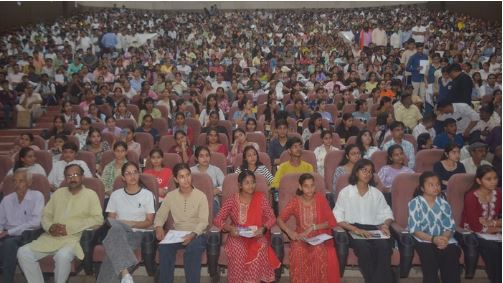 1200 से अधिक छात्रों को मिला सम्मान, डीएम ने दिया सफलता का मंत्र