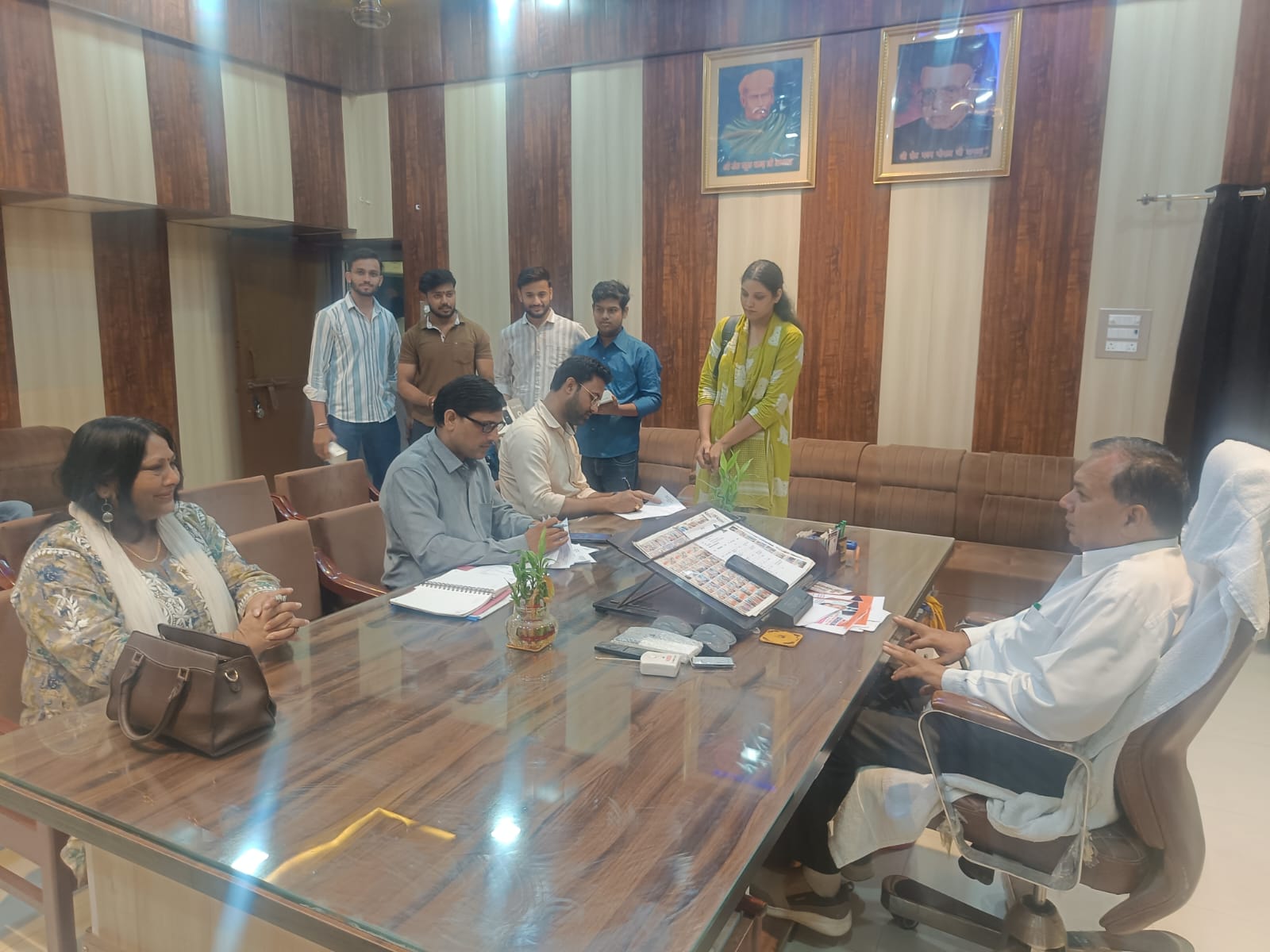 हाथरस में टैबलेट-स्मार्टफोन वितरण की जमीनी जांच, शिक्षण संस्थानों का निरीक्षण